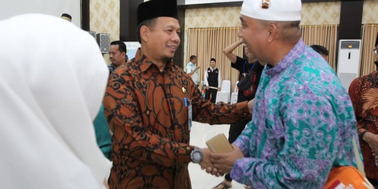 Iqbal Suhaeb Dampingi Nurdin Abdullah Sambut Jemaah Haji Kloter 1 Asal Makassar IMG-20190819-WA0063