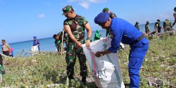 Dandim 1415/Selayar Ikut Aksi “Menghadap Laut 2.0” Di Pantai Kampung Penyu - Utama