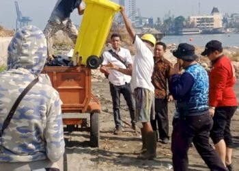Camat Mariso Turunkan Satgas Bersihkan Pantai CPI