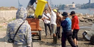 Camat Mariso Turunkan Satgas Bersihkan Pantai CPI