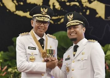 Gubernur Nurdin Abdullah (kiri) bersama Wakil Gubernur Sudirman Sulaiman (kanan) melakukan salam komando usai pelantikan di Istana Negara, Jakarta,