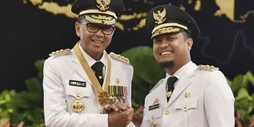 Gubernur Nurdin Abdullah (kiri) bersama Wakil Gubernur Sudirman Sulaiman (kanan) melakukan salam komando usai pelantikan di Istana Negara, Jakarta,