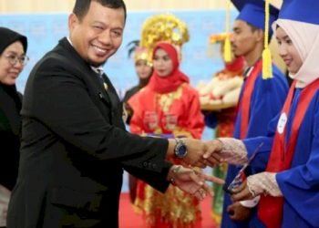 Hadiri Wisuda Politeknik Bosowa, Ini Harapan Iqbal Suhaeb