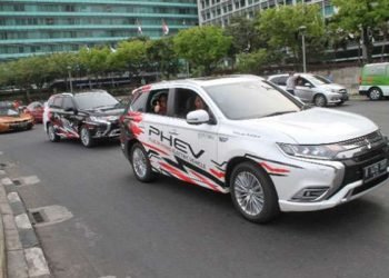 kendaraan-listrik-mitsubishi-outlander-phev-ramaikan-jakarta-langit-biru