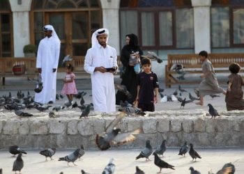 suhu-ekstrem-qatar-pasang-ac-di-luar-ruangan-dan-cat-aspal-jalanan-warna-biru