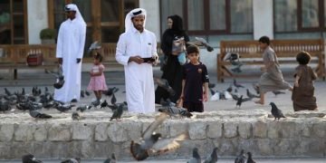 suhu-ekstrem-qatar-pasang-ac-di-luar-ruangan-dan-cat-aspal-jalanan-warna-biru