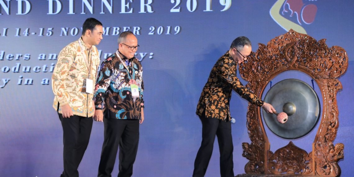 Wakil Menteri Luar Negeri, Mahendra Siregar didampingi Ketua ASKINDO, Arie Nauvel Iskandar dan Dirjen Perkebunan Kementerian RI, Kasdi Subagyo membuka secara resmi Indonesia International Cocoa Conference 2019.