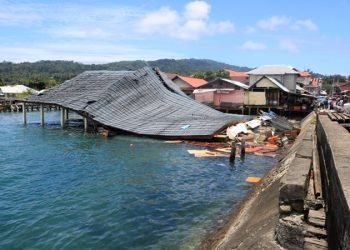 Suasana bangunan Pasar Apung Desa Tulehu yang roboh akibat gempa bumi di Ambon, Maluku, Kamis (26/9/2019).