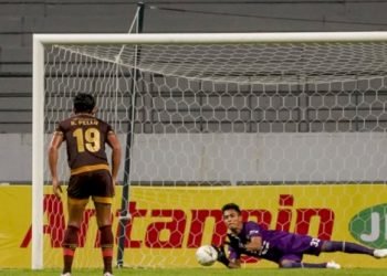 Kiper Persebaya Gabung PSM, Siapa yang akan Terdepak?