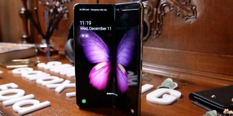 Samsung Pamer Ponsel Lipat Galaxy Z Flip di Oscar 2020 Samsung Pamer Ponsel Lipat Galaxy Z Flip di Oscar 2020