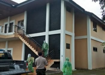 Villa Prof Idrus di Gowa Disemprot Disinfektan
