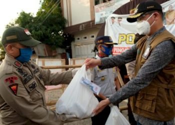 Bupati Gowa Keliling Pos Pengamanan Bagikan Vitamin