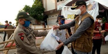 Bupati Gowa Keliling Pos Pengamanan Bagikan Vitamin