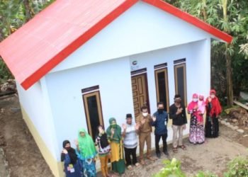 Dua Warga Gowa Terima Bantuan Rumah Layak Huni dari AMCF