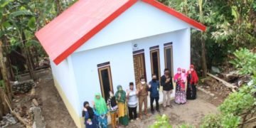 Dua Warga Gowa Terima Bantuan Rumah Layak Huni dari AMCF