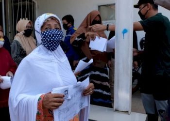 Warga Terharu, Terima Paket Sembako Jelang PSBB di Gowa
