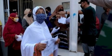 Warga Terharu, Terima Paket Sembako Jelang PSBB di Gowa