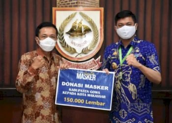 Bupati Gowa Serahkan 150 Ribu Masker ke Pj Wali Kota Makassar