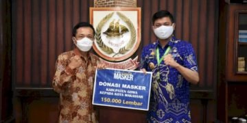 Bupati Gowa Serahkan 150 Ribu Masker ke Pj Wali Kota Makassar