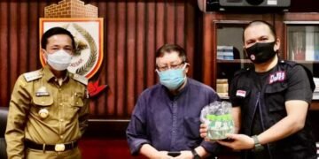 Satgas Covid Unhas Serahkan 5.000 Botol Minyak Kayu Putih ke Pemkot Makassar - Utama