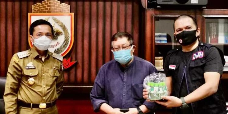 Satgas Covid Unhas Serahkan 5.000 Botol Minyak Kayu Putih ke Pemkot Makassar Unhas