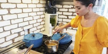 Di Balik Acara Memasak Selena Gomez, Tanpa Rencana dan Hanya Andalkan Arahan Master Chef