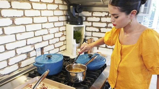 Di Balik Acara Memasak Selena Gomez, Tanpa Rencana dan Hanya Andalkan Arahan Master Chef - Utama