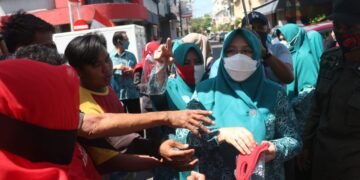Ikut Serentak “Gebrak Masker” Ketua TP PKK Salurkan 5 Ribu Masker