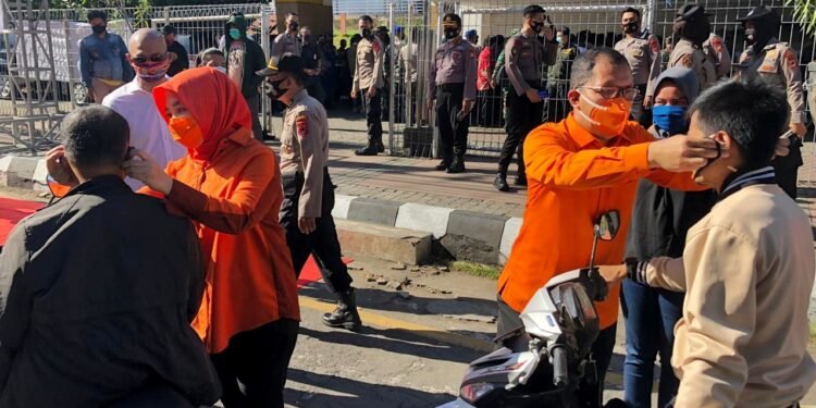 FOTO : Pasangan Danny – Fatma Ikut Bagi Masker Bersama Polda Sulsel di Karebosi Bagi masker-iDamanta-wkt