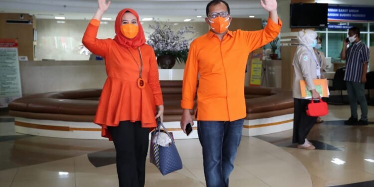 Selesai Jalani Tes Kesehatan, Danny-Fatma: Insyaallah Hasilnya Baik - Utama