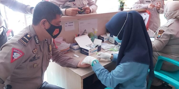 Patuh Prokes, Personil Sat Lantas Gowa Dirapid Test
