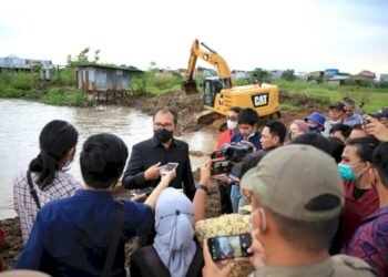 Antisipasi Banjir, Danny-Fatma Tinjau Pengerukan Sungai Biringjene