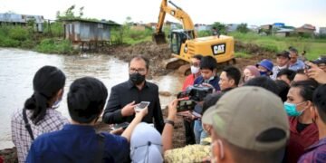Danny-Fatma Tinjau Pengerukan Sungai Biringjene - Utama