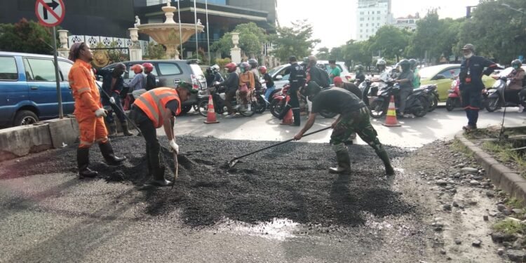 Dinas PU Kerahkan Tim Sapu Lubang Bekerja Saat Puasa IMG-20210421-WA0011