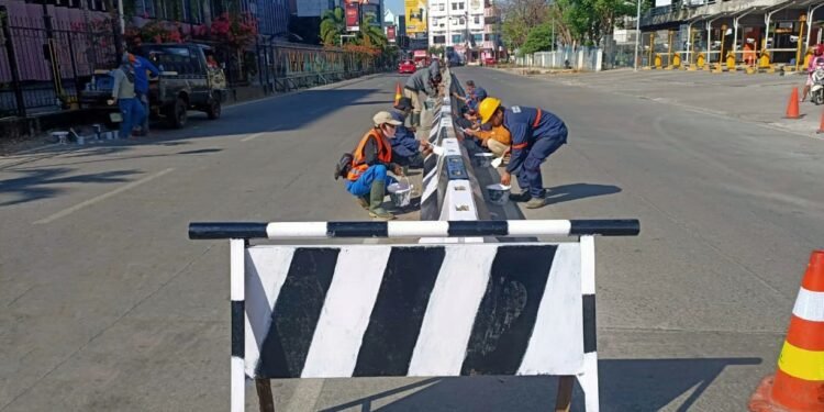Satgas BJJ PU Makassar Lakukan Pemeliharaan Jalan IMG-20210610-WA0031