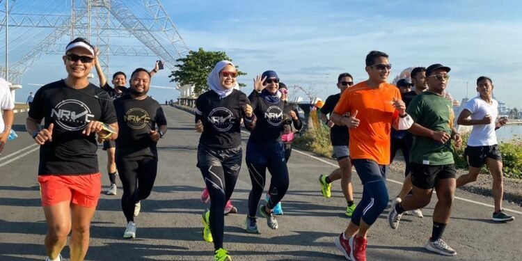 Jelajahi Makassar, Sandiaga Uno Lari Bersama NRVC Club - Utama