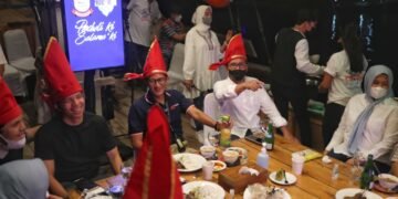 Diatas Phinisi, Danny Presentasi Potensi Pariwisata Ke Menparekraf - Utama