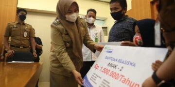 Fatma-BPJSTK Salurkan Rp 475 Juta Beasiswa ke Ahli Waris Non PNS Makassar - Utama