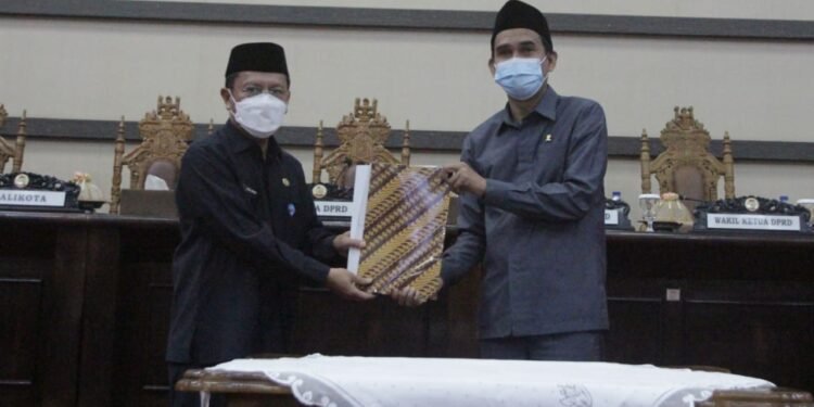 Pemkot Makassar dan DPRD Kota Makassar Tanda Tangani Persetujuan Ranperda Perusda Parkir jadi Perumda 3b4859c0-6598-4cda-bd0c-112f6e7882e6