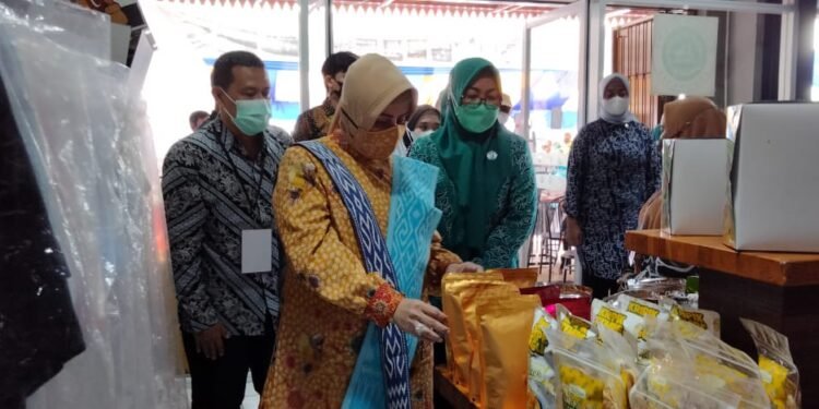 Ketua TP PKK Makassar, Resmi Buka UMKM Biringkanayya Expo 2021 7f067e3f-17d2-4366-8002-5c7fecd84f32