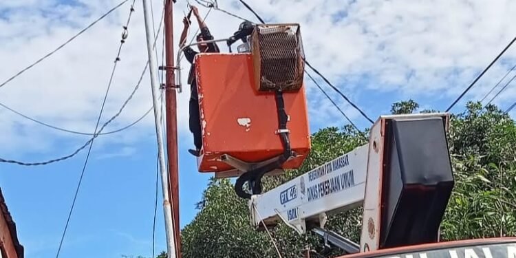 Tim Operasional Dinas PU Kota Makassar Lakukan Pemeliharaan Lampu Jalan di Lorong IMG-20210720-WA0012