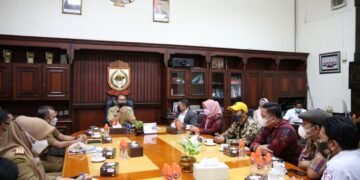 Walikota Danny Tandatangani Nota Kesepahaman Bersama KPU Makassar Tentang Kelurahan Peduli Pemilu dan Pemilu - Utama