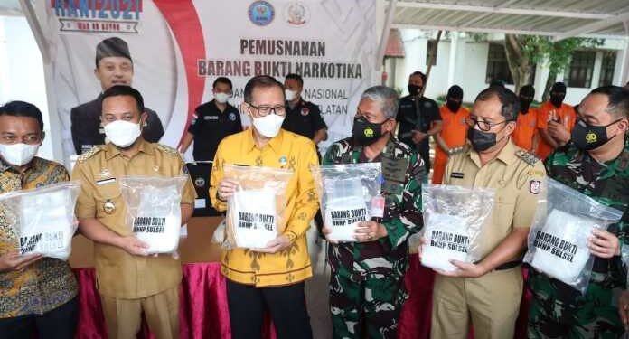 Gaungkan Waspada Narkoba, Danny Tandatangani Komitmen Wujudkan Sulsel Bersinar - Utama