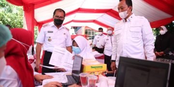 Disaksikan Presiden Jokowi Secara Virtual, Walikota Danny Bersama Kabinda Sulsel Hadiri Vaksinasi Massal Pelajar SMP - Utama