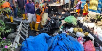 Bantu Korban Kebakaran, Camat Panakkukang Arahkan Satgas Lakukan Pembersihan Rumah Korban Kebakaran