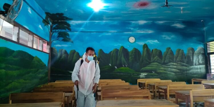 BPBD Makassar Masifkan Penyemrotan Disinfektan Di Sekolah-sekolah