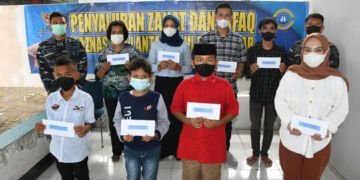 Bantu Masyarakat Terdampak Pandemi, Baznas UPZ TNI AL Lantamal VI Salurkan Zakat dan Infak - Utama