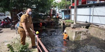 Camat Panakkukang Pantau Langsung Aktivitas Bersih-Bersih Drainase Satgas Panakkukang