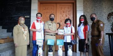 Danny Terima Bantuan 4 Tabung Oksiigen dan 4 Regulator dari Petra Peduli Gereja Pantekosta Tabernakel - Utama