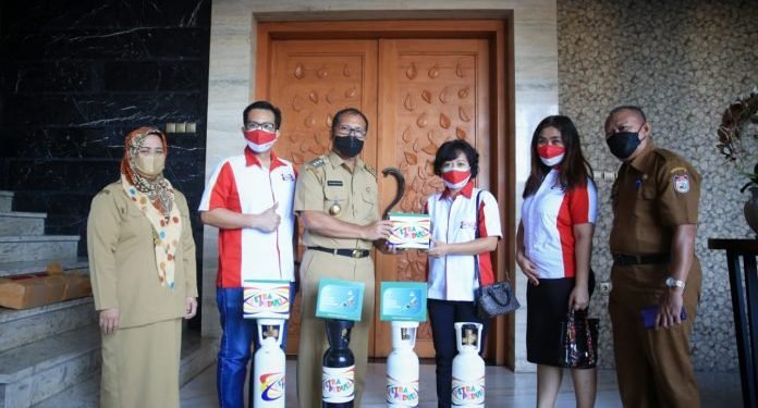 Danny Terima Bantuan 4 Tabung Oksiigen dan 4 Regulator dari Petra Peduli Gereja Pantekosta Tabernakel - Utama